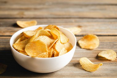 Patates cipsi kasede, biraya ya da doğal ahşap bir masada biraya iyi gelir. Bira festivali, bar, restoran reklamı için iyi..