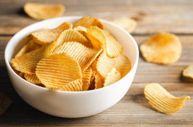 Patates cipsi kasede, biraya ya da doğal ahşap bir masada biraya iyi gelir. Bira festivali, bar, restoran reklamı için iyi..