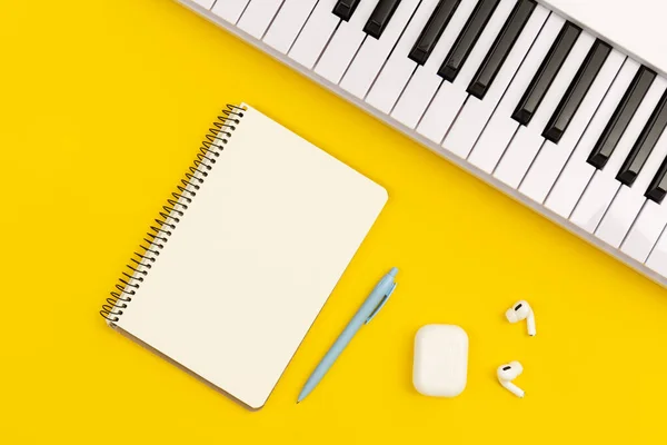 Πιάνο Και Σημειωματάριο Κίτρινο Φόντο Επίπεδη Lay Μουσική Δημιουργικότητα Έννοια — Φωτογραφία Αρχείου