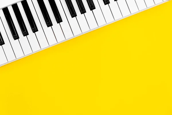Klavírní Klávesy Žlutém Pozadí Pohled Shora Plochá Poloha Kopírovací Prostor — Stock fotografie