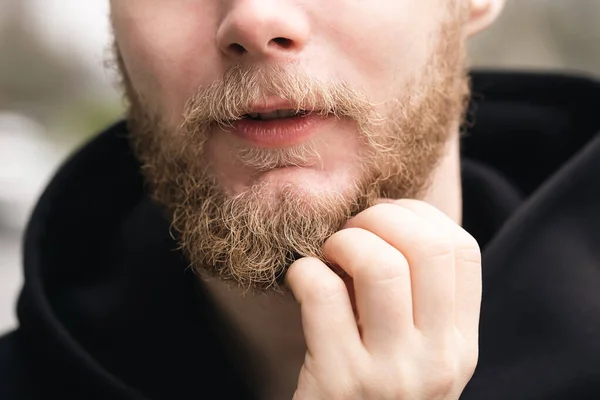 Toque Barba Perfecta Primer Plano Joven Barbudo Sonriendo Tocando Barba —  Fotos de Stock