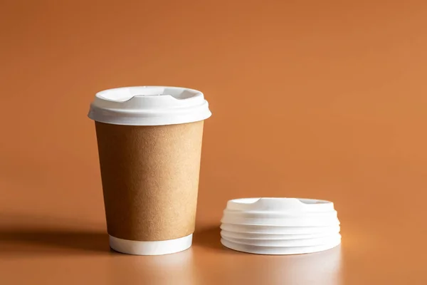Kahverengi arka planda plastik kaplamalı Eko-Dost Ele Geçirmez Kahverengi Kupa, kopyalama alanı.