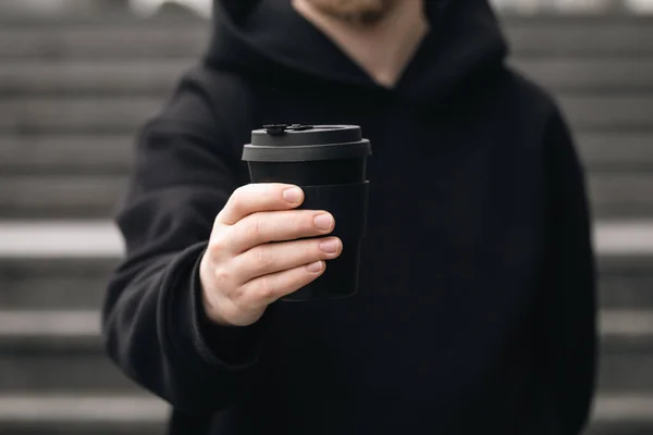 男性の手の中に再利用可能なスタイリッシュな竹の黒いカップ クローズアップ 意識的な消費 エココーヒーカップ — ストック写真