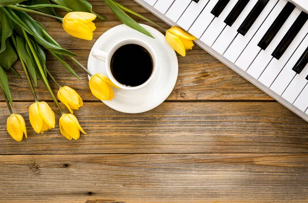 Musikalischer Hintergrund Mit Weißen Klaviertasten Einer Tasse Schwarzen Kaffees Und — Stockfoto