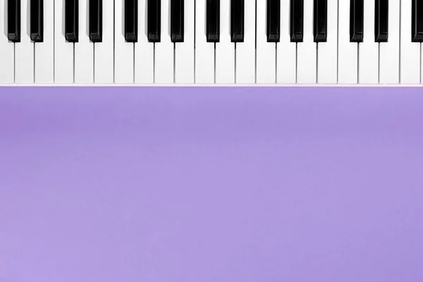 Flacher Hintergrund Mit Klavier Weißer Synthesizer Auf Fliederfarbenem Hintergrund Musiktasten — Stockfoto