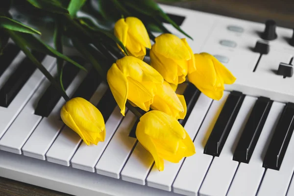 Fondo Musical Primavera Con Flores Amarillas Tulipanes Las Teclas Piano Fotos De Stock