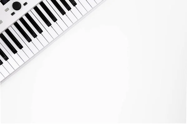 Synthesizer Auf Weißem Hintergrund Midi Tastatur Isoliert Minimalismus Kopierraum — Stockfoto