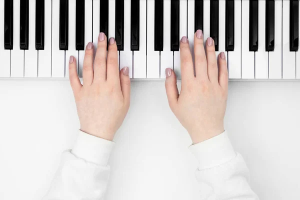 Female Hands Play Electronic Piano White Background Flat Lay Minmalistic — Stock Photo, Image
