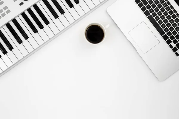 白い背景に電子ピアノ ラップトップ コーヒーカップ フラットレイアウト 電子音楽を作る 音楽を録音するというコンセプト スペースのコピー — ストック写真