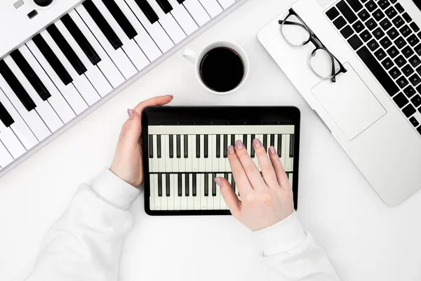 Цифровой Планшет Клавишами Фортепиано Ноутбук Синтезатор Белом Фоне Вид Сверху — стоковое фото