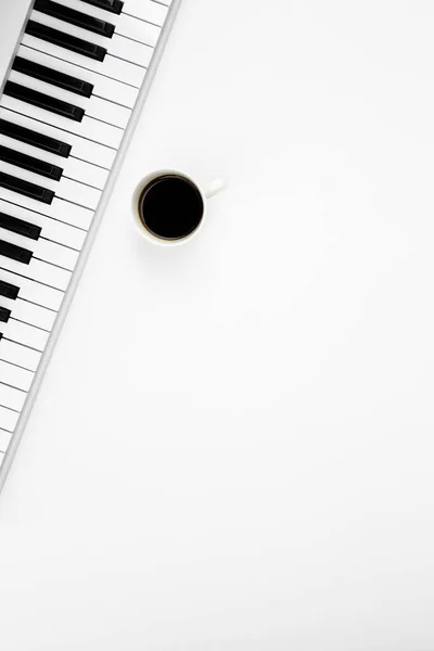 音楽キーボードとコーヒーカップ 音楽的ミニマリズム テキストのためのスペースとフラットレイ音楽背景 — ストック写真