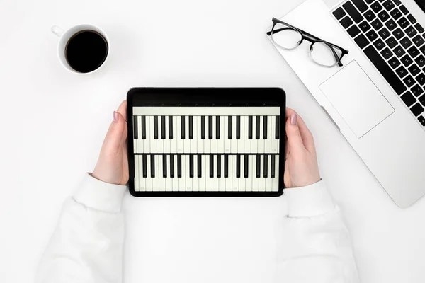 白い背景にピアノキー ラップトップ シンセサイザーを備えたデジタルタブレット トップビュー スタジオで音楽 音楽の創造性 ミキシング 録音音楽を作成するという概念 — ストック写真