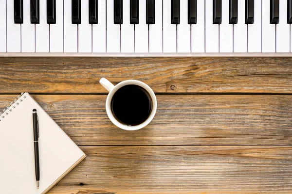 Piyano Anahtarları Bir Fincan Kahve Ahşap Arka Planda Üst Manzara — Stok fotoğraf