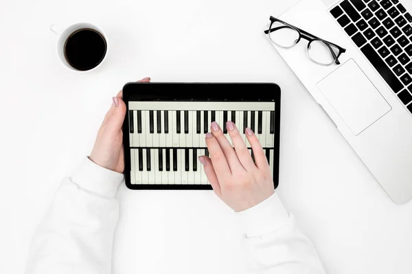 白い背景にピアノキー ラップトップ シンセサイザーを備えたデジタルタブレット トップビュー スタジオで音楽 音楽の創造性 ミキシング 録音音楽を作成するという概念 — ストック写真