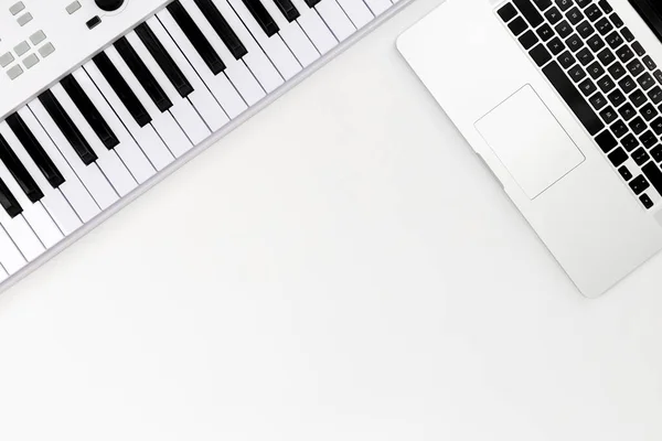 Μουσικός Σύνολο Εργασίας Synthesizer Και Laptop Λευκό Φόντο Γράφει Μουσική — Φωτογραφία Αρχείου