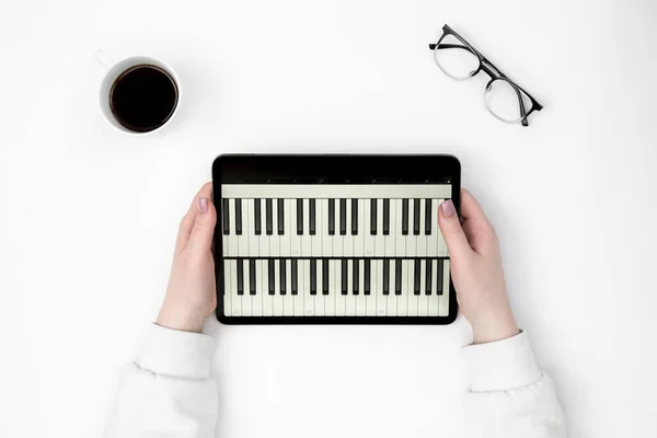 Digitales Tablet Mit Klaviertasten Weiblichen Händen Auf Weißem Hintergrund Draufsicht — Stockfoto