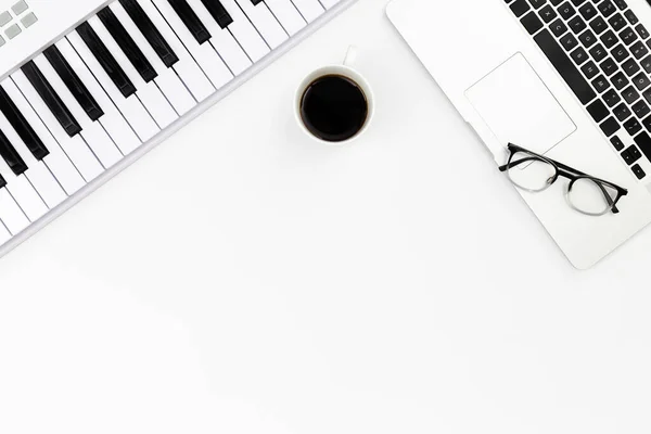 白い背景に電子ピアノ ノートパソコン 眼鏡とコーヒーカップ フラットレイアウト 電子音楽の創造 音楽の録音という概念 — ストック写真