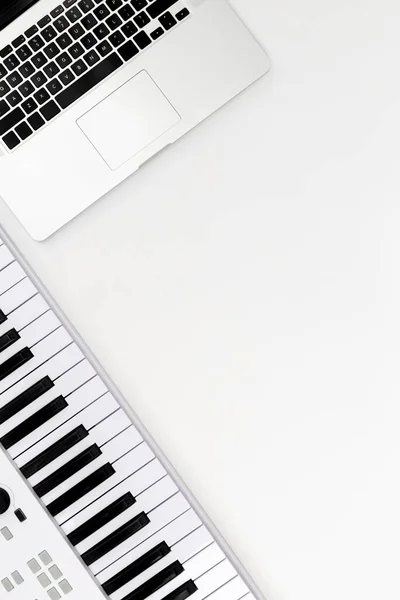 音乐家的作品集 背景是白色的合成器和笔记本电脑 创作音乐 创作歌曲 顶视图 文字空间 — 图库照片