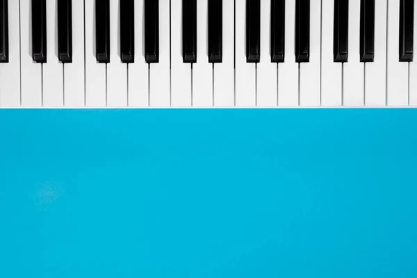 Flat Lay Achtergrond Met Piano Witte Synthesizer Blauwe Achtergrond Muzikale — Stockfoto