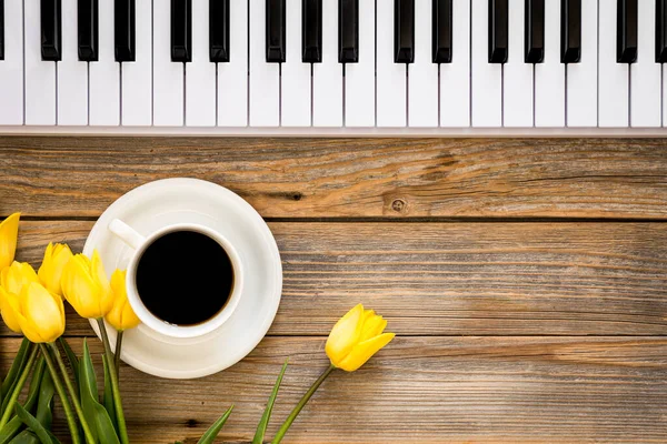 Fondo Musical Con Teclas Piano Blanco Una Taza Café Negro — Foto de Stock