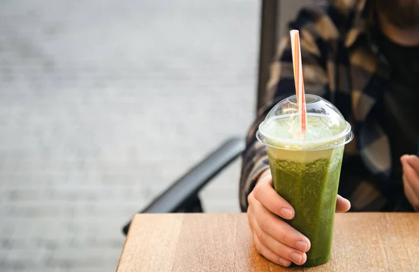 Zielony Koktajl Stole Kawiarni Zdrowy Człowiek Pijący Detox Diet Protein — Zdjęcie stockowe