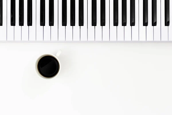 Flache Musikalische Untermalung Mit Tastatur Und Kaffeetasse Musikalischer Minimalismus Raum — Stockfoto