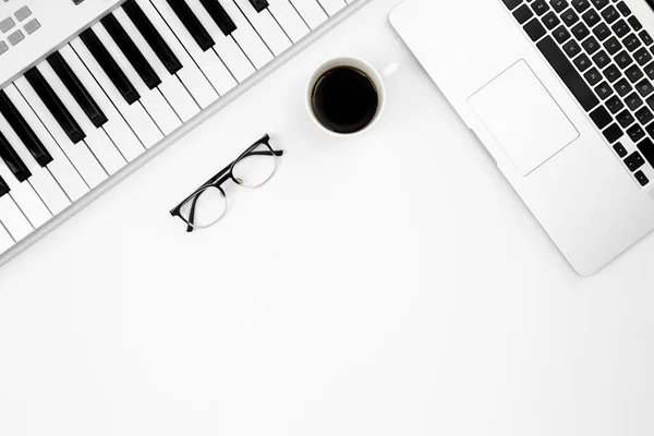 电子钢琴 笔记本电脑 一杯咖啡 白色背景 创作电子音乐 录制音乐的概念 — 图库照片