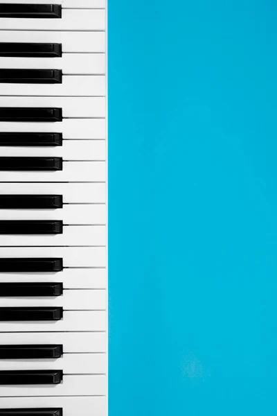 Flat Lay Background Piano White Synthesizer Blue Background Musical Keys — Stock Photo, Image