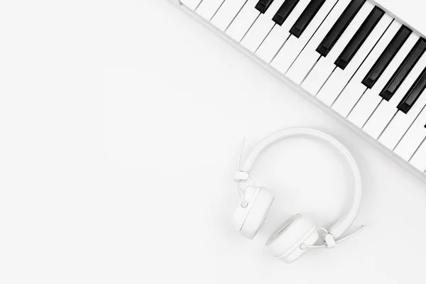 Μουσικό Synthesizer Πληκτρολόγιο Και Λευκά Ακουστικά Μουσική Λευκό Χώρο Αντιγραφής — Φωτογραφία Αρχείου