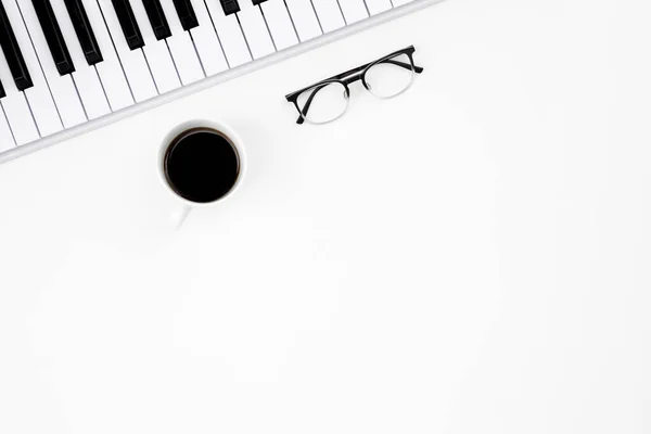 Müzik Klavyesi Bardağı Kahve Fincanı Olan Düz Bir Müzikal Arka — Stok fotoğraf