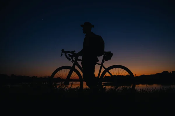 Silhouette Eines Bärtigen Mannes Mit Mütze Und Fahrrad See Bei — Stockfoto