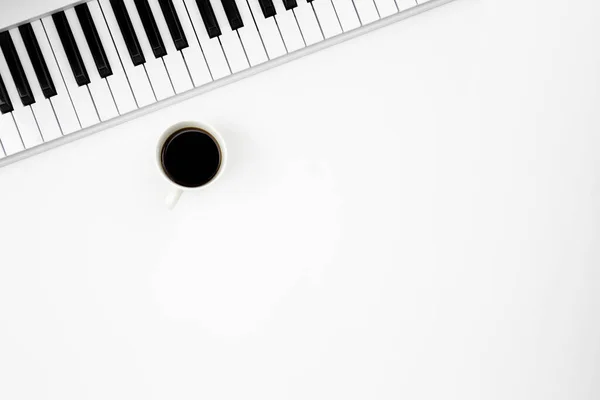 Επίπεδη Lay Μουσικό Υπόβαθρο Μουσικό Πληκτρολόγιο Και Φλιτζάνι Καφέ Μουσικό — Φωτογραφία Αρχείου