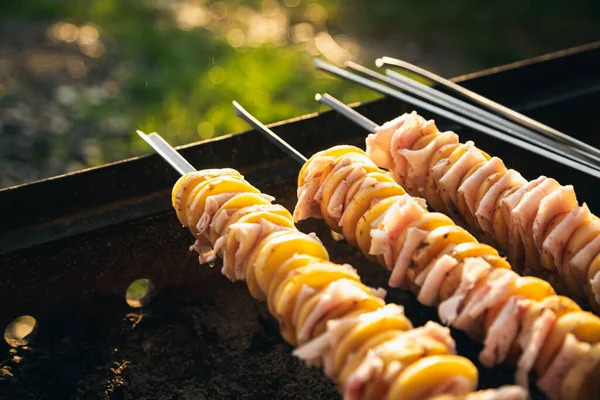 Şiş kebap pişirme işlemi domuz eti ve patates ile şiş domuz yağı..