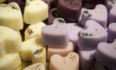 Kalp şeklinde el yapımı mumlar, yakın çekim, atölye konsepti, doğal ve organik malzemeler..