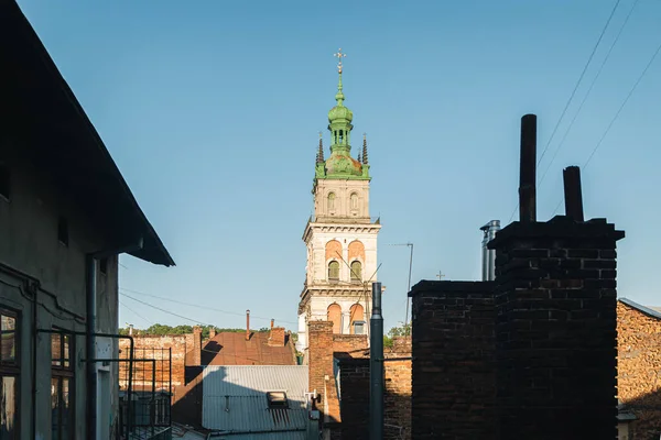 Tak Gamla Hus Och Dominikanska Katedralen Centrala Lviv Ukraina — Stockfoto