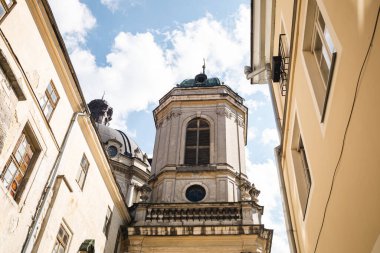 Lviv, Ukrayna 'daki Dominik Katedrali' nin çan kulesi, aşağıdan manzara.