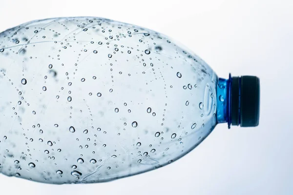 İçinde su damlaları olan mavi plastik bir boynun ayrıntıları, makro çekim, seçici odaklanma..