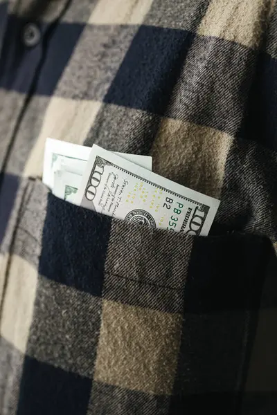 Gömlek cebinde dolar banknotları, yolsuzluk konsepti, mali kazanç, suç ve rüşvet, dolandırıcılık.