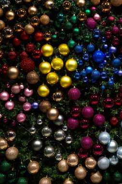 Noel tatili geçmişi. Farklı renklerde Noel topları. Noel ağacı için desenli, parlak oyuncaklar. Pankart tasarımı.