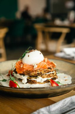 Haşlanmış yumurta, somon ve domatesli vejetaryen kabaklı gözleme, yakın plan, sağlıklı kahvaltı..