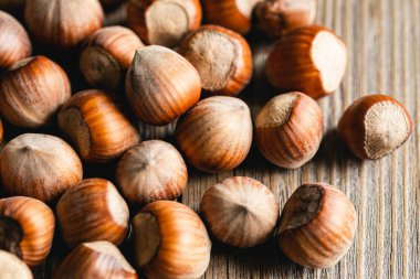 Ahşap bir yüzeyde fındık, organik doğal yiyecek, fındık makrosu, yiyecek geçmişi..