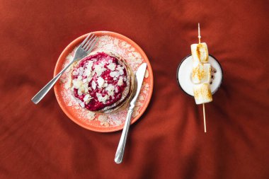 Üst manzara, marşmelovlu kakao ve siyah çarşaflı ahudududulu krep, yatakta kahvaltı..