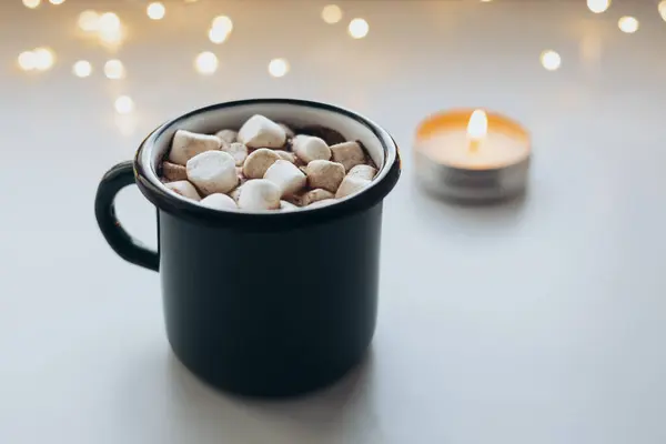 Bir fincan kakao ya da perili pencere eşiğinde sıcak çikolata. Sıcak kış hala hayattadır. Eviniz güzelmiş. Marşmelovlu Noel kakaosu. Uzayı kopyala Kış havası, tatil dekorasyonu.