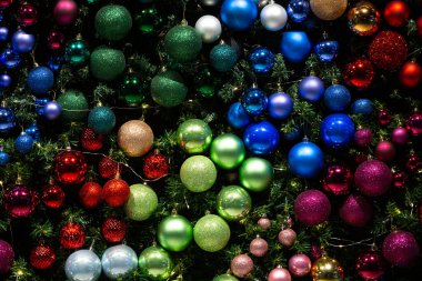 Noel ve yeni yıl arkaplanı ve tatil süslemeleri. Yığınla noel topu koleksiyonunu kapat, çeşitli boyutlarda ve renklerde.