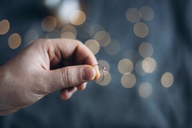 Erkek eli ile evlilik teklifi için nişan yüzüğünü kapat. Evlilik teklifi. Erkek evlilik teklifi kadın, yeni aile kutlaması, nişan yüzüğü, mücevher. Romantik evlilik teklifi.