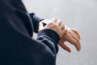 Erkek el kameraları dışarıda akıllı bakışları kontrol ediyor. Sıradan bir kapüşonlu ve parmağında yüzük olan bir adam. Modern giyilebilir teknoloji konsepti.