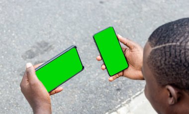 Beyaz beyaz ekran akıllı telefon tutan Afrikalı genç bir adamın eli