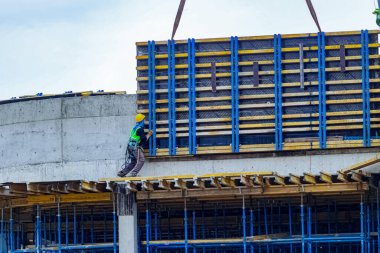 Kaldırma Vinç ve yapım aşamasında modern evler