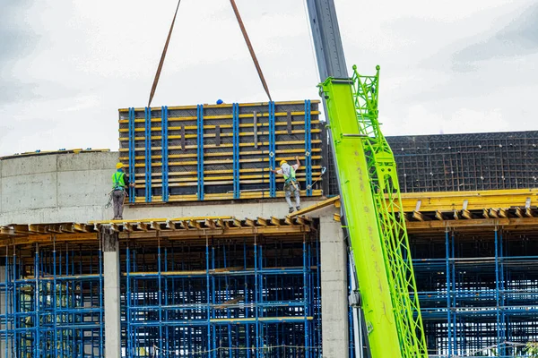 İnşaat halindeki çok katlı evler