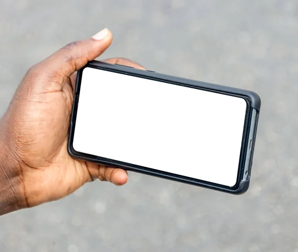 Siyah Afrikalı el ele tutuşup yatay olarak boş ekran cep telefonu kullanıyor.